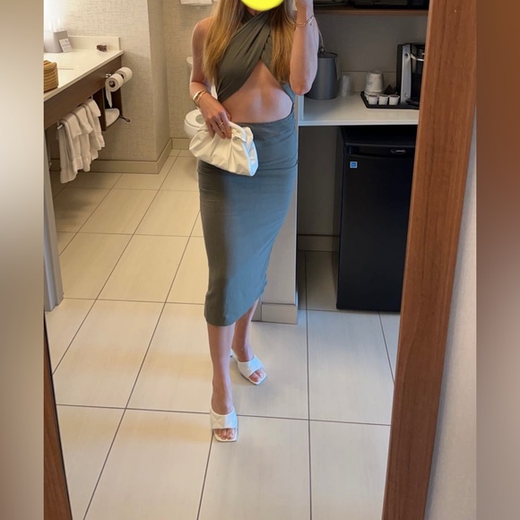 Super Sexy and Elegant dress - Picture 3 of 4